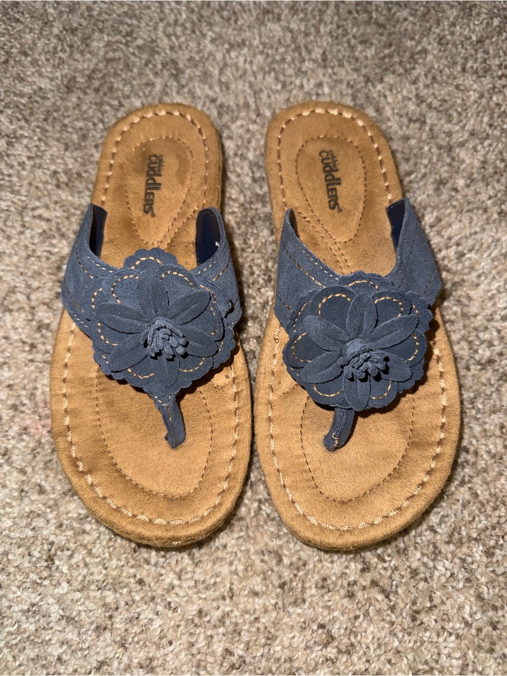 Cobbie Cuddler Navy Floral-Accent Thong Sandals - size 5